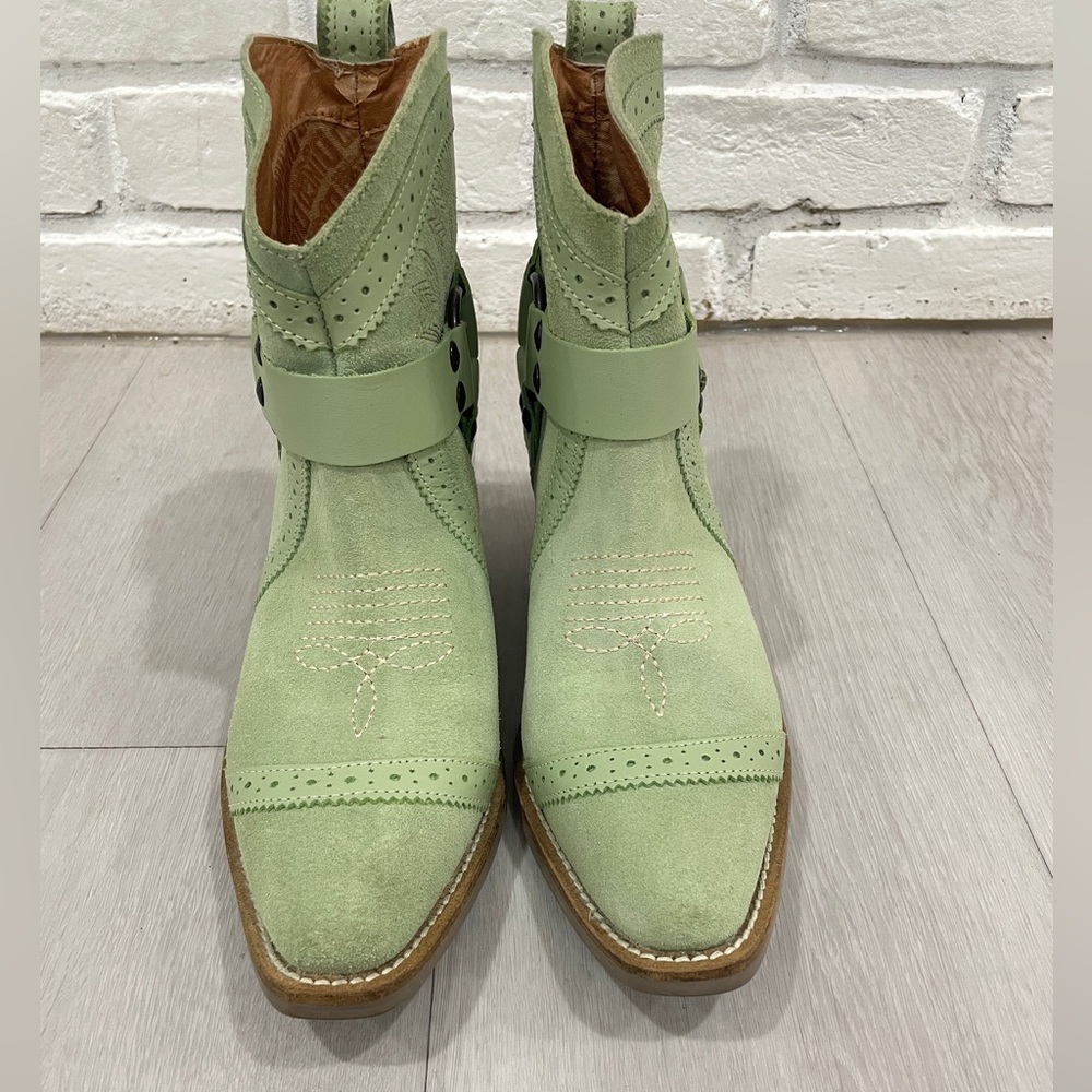 DINGO GUMMY BEAR LEATHER‎ MINT BOOTIE  Size 6.5 Western Cowgirl Rodeo Boots - Picture 2 of 6